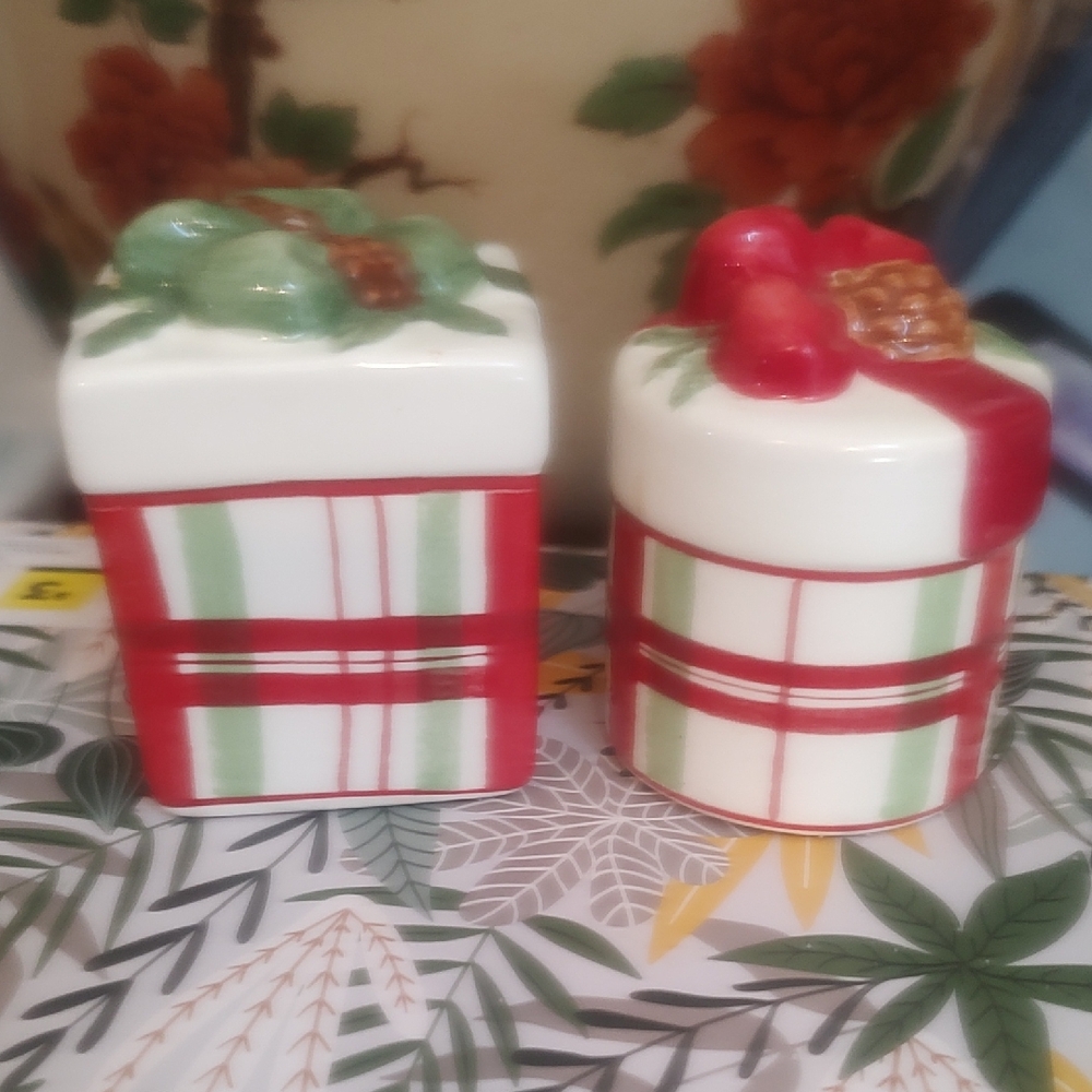 Lenox Festive Red and Green Ceramic Gift Boxes Salt And pepper Shakers